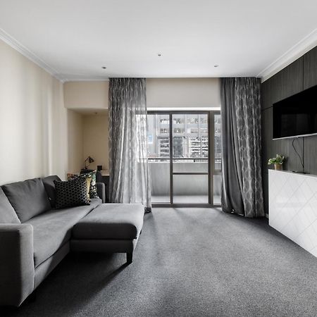 Modern Nomads Spacious Central Urban Apartment With Living Room Pool And Balcony Melbourne Exterior photo